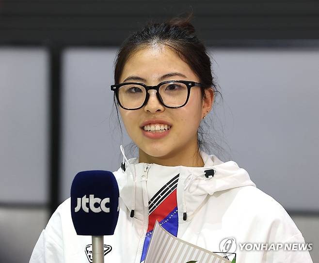 취재진 질문 답하는 이나현 (영종도=연합뉴스) 류영석 기자 = 국제빙상경기연맹(ISU) 스피드 스케이팅 월드컵 4차 대회 여자 500m 2차 레이스에서 4위를 차지한 이나현(한국체대)이 16일 인천국제공항 제2여객터미널을 통해 귀국해 취재진 질문에 답하고 있다. 2025.12.16 ondol@yna.co.kr