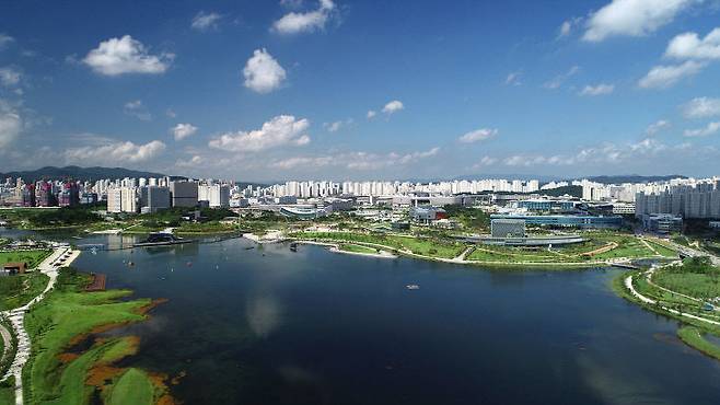 호수공원과 정부세종청사 전경. 사진=중도일보 DB.