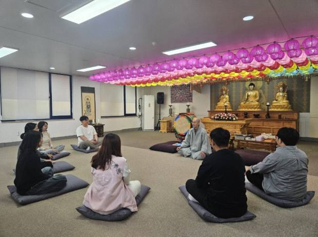 전남대 법학전문대학원 불교동아리 학생들이 지난달 가람마선원에서 명상을 하고 있는 모습.    <가람마선원 제공>