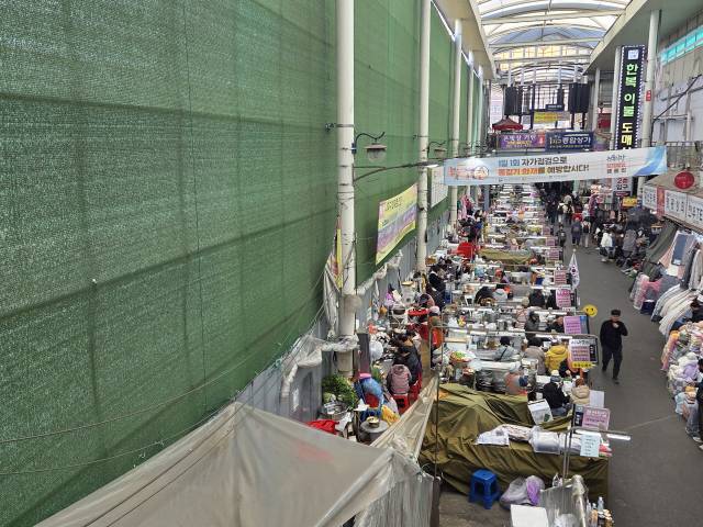 대구 중구 대신동 서문시장. 2016년 화재로 전소된 4지구 부지에 가림막이 설치돼 있다. 정은빈 기자