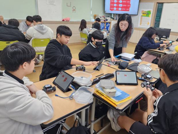포항시 장흥중학교 학생들이 '찾아가는 인공지능 교육 프로그램'에 참여하고 있다. 사진=포항교육지원청 제공