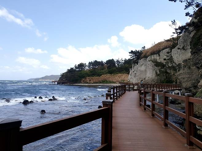 ▲ 경북문화관광공사가 매월 선정하는 경북여행 시리즈의 12월 장소로 포항 호미곶을 선정했다. 사진은 포항 호미반도 해안 둘레길 모습