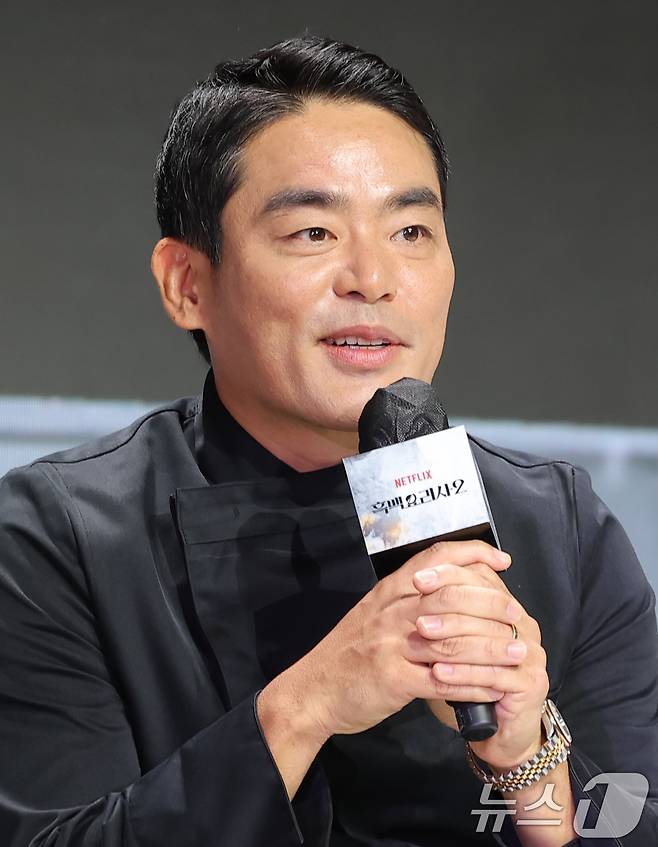셰프 프렌치 파파가 17일 오전 서울 종로구 JW메리어트동대문스퀘어에서 열린 넷플릭스 예능 '흑백요리사: 요리 계급 전쟁2'(이하 '흑백요리사2') 제작발표회에 참석해 인사말을 하고 있다. '흑백요리사2'는 오직 맛으로 계급을 뒤집으려는 재야의 고수 '흑수저' 셰프들과 이를 지키려는 대한민국 최고 수준의 스타 셰프 '백수저'들이 펼치는 요리 서바이벌 예능이다. 2025.12.17/뉴스1 ⓒ News1 권현진 기자
