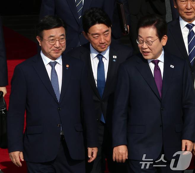 이재명 대통령이 일본·미국 정상과 순차 정상회담 참석을 위해 23일 오전 경기도 성남 서울공항을 통해 출국하며 강훈식 비서실장과 윤호중 행정안전부 장관과 대화를 나누고 있다. 2025.8.23/뉴스1 ⓒ News1 황기선 기자