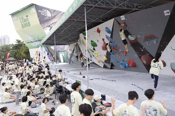 노스페이스가 브랜드가치 평가 회사인 브랜드스탁에서 발표한 '2025 대한민국 100대 브랜드'에서 13년 연속 패션 부문 1위 자리를 지켰다. (노스페이스가 지난 9월 개최한 스포츠클라이밍 대축제 '제29회 노스페이스컵 전국 스포츠클라이밍 대회'). /사진=영원무역