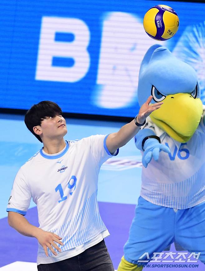 16일 인천 계양체육관에서 열린 V리그 남자부 대한항공과 현대캐피탈의 경기. 기념 시구를 펼친 SSG 랜더스 조병현. 인천=송정헌 기자songs@sportschosun.com/2025.12.16/