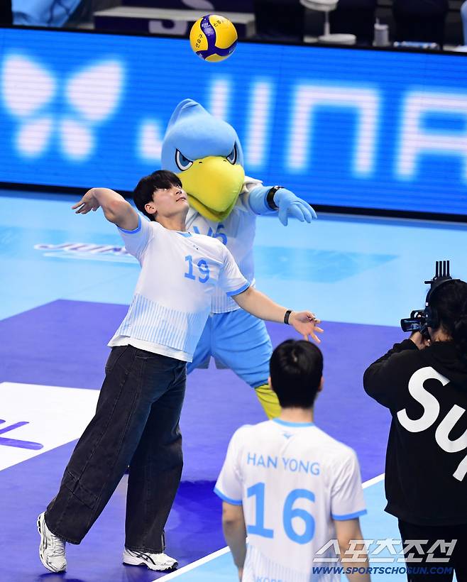 힘차게 서브를 넣고 있는 SSG 랜더스 조병현.