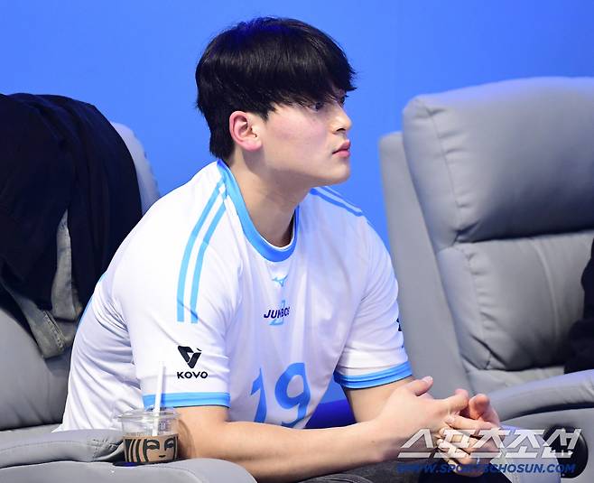 경기를 지켜보는 조병현.