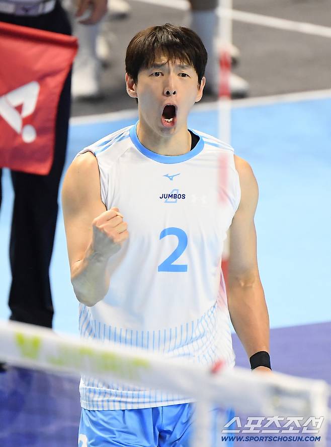 21일 인천 계양체육관에서 열린 V리그 대한항공-OK저축은행전. 대한항공 한선수가 러셀의 블로킹 득점에 환호하고 있다. 인천=정재근 기자 cjg@sportschosun.com/2025.11.21/