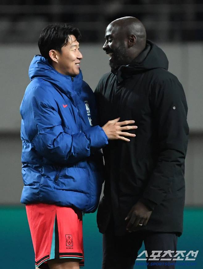 18일 서울월드컵경기장에서 열린 대한민국과 가나의 A매치 평가전. 경기 종료 후 손흥민과 가나 오토 아도 감독이 인사를 나누고 있다. 상암=박재만 기자 pjm@sportschosun.com/2025.11.18/