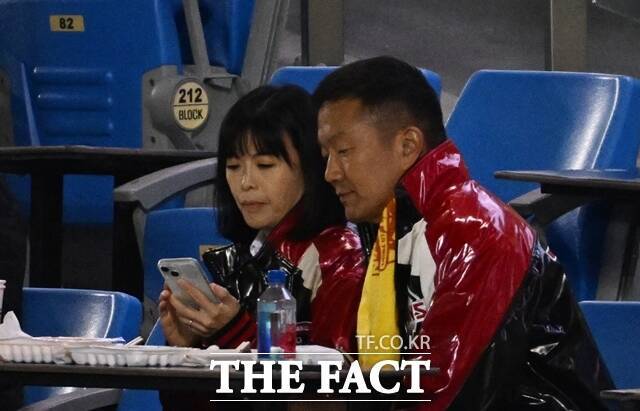 자본시장법 위반 혐의를 받는 윤관·구연경 부부가 16일 서울남부지법에서 열린 결심공판에서 혐의를 모두 부인했다. 사진은 부부가 지난 3월 27일 서울 송파구 잠실야구장에서 열린 2025 KBO리그 LG 트윈스와 한화 이글스의 경기를 관람하는 모습. /박헌우 기자
