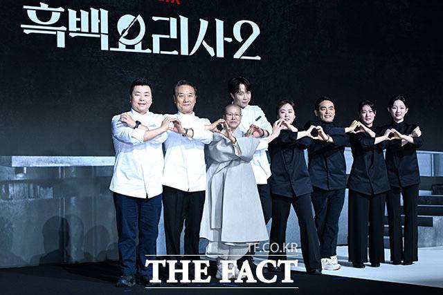 기념촬영하는 백수저와 흑수저 셰프들.