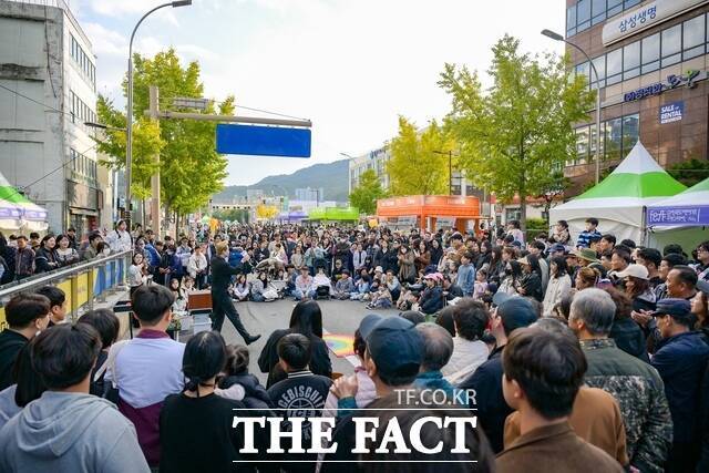 순천시민들과 관람객들이 2025 순천 푸드앤아트페스티벌 길거리 공연을 관람하고 있다. /순천시