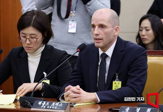 해롤드 로저스 쿠팡 신임 대표가 17일 국회 과학기술정보방송통신위원회에서 열린 쿠팡 침해사고 관련 청문회에 출석해 의원 질의에 답변하고 있다. 김현민 기자