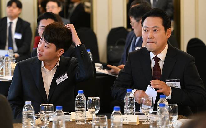 장동혁 국민의힘 대표와 이준석 개혁신당 대표가 지난 10월 서울 영등포구 CCMM빌딩에서 열린 2025 국민미래포럼 '선도국가로의 퀀텀점프 : 과학기술이 여는 새로운 성장’에 참석해 있다. /뉴스1
