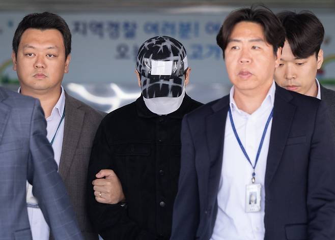 고(故) 이선균 씨의 수사기록 유출 혐의를 받는 A씨가 구속 전 피의자 심문(영장실질심사)를 받기 위해 법원에 출석하고 있다. /뉴스1