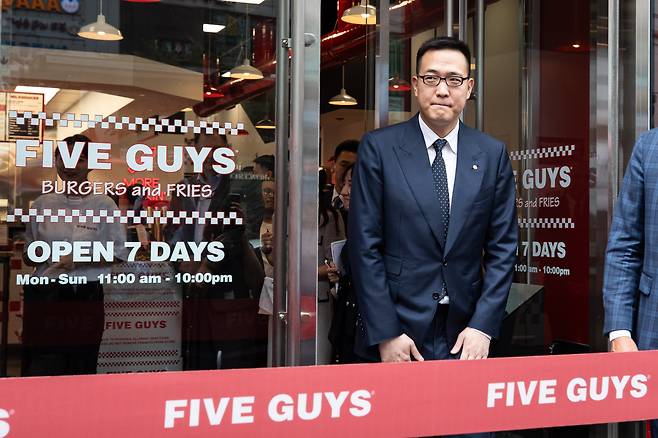 김동선 한화갤러리아 부사장(미래비전총괄)이 2023년 6월 서울 강남구 파이브가이즈 강남에서 열린 파이브가이즈 1호점 오픈 행사에 참석한 모습. /뉴스1