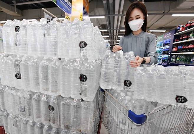 홈플러스 강서점에서 직원이 ‘시그니처 무라벨 맑은샘물’을 카트에 싣고 있다.ⓒ뉴시스