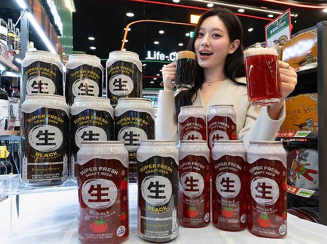 모델이 세븐일레븐에서 투명캔 생맥주 2종 '생드래프트블랙', '생드래프트레드'을 소개하고 있다.ⓒ세븐일레븐
