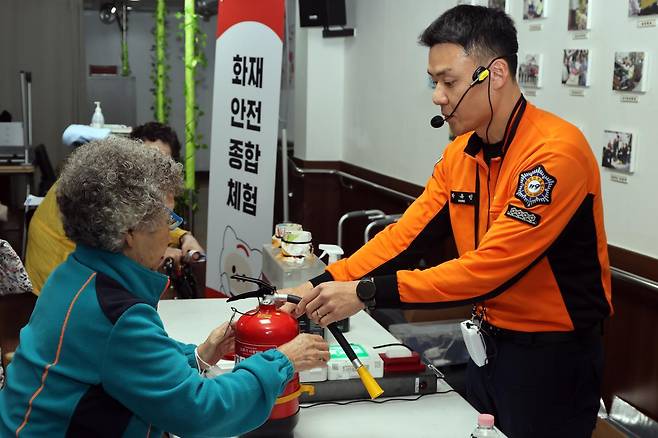 희망브리지가 초고령사회 대응을 위해 노인복지시설에서 ‘노년기 재난안전교육’을 실시했다.