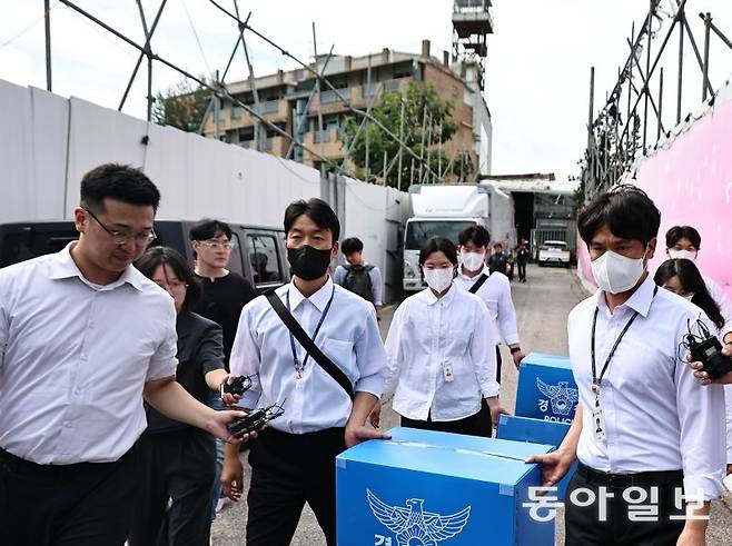 5일 경찰이 ‘서울서부지법 난동 사태’의 배후로 지목된 전광훈 목사의 서울 성북구 사랑제일교회를 압수수색한 뒤 압수품을 들고 나오고 있다. 양회성 기자 yohan@donga.com