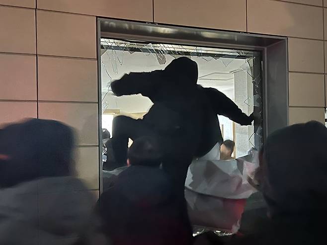 19일 새벽 윤석열 대통령에 대한 구속영장이 발부되자 서울 서부지법에 지지자들이 진입해 난동을 부리고 있다. 2025.1.19/뉴스1