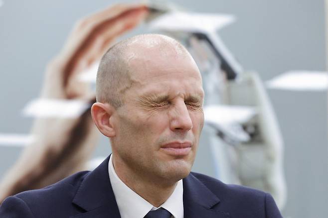 해롤드 로저스 쿠팡 임시 대표가 17일 서울 여의도 국회 과학기술정보방송통신위원회에서 열린 쿠팡 침해사고 관련 청문회에서 의원 질의에 눈을 감고 있다. 2025.12.17/뉴스1