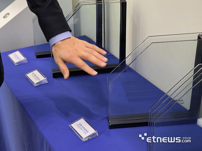 삼복층 구조 가운데 들어간 코닝 엔라이튼 글래스. (사진= 김영호 기자)