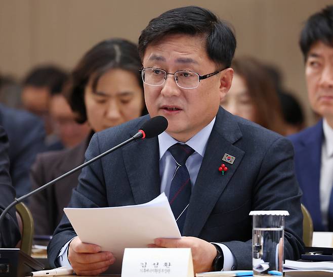 김성환 기후에너지환경부 장관이 17일 정부세종컨벤션센터에서 이재명 대통령에게 업무보고를 하고 있다. 연합뉴스.