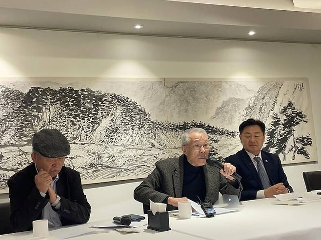 소설가 황석영(가운데)이 17일 낮 서울 중구의 한 음식점에서 열린 기자간담회에서 ‘코리아 위드 아시아 아프리카 라틴아메리카’(KAALA, 칼라) 문화재단 출범 사실과 페스티벌 개최 계획을 밝히고 있다. 이날 기자간담회에는 김관영 전북특별자치도지사(사진 오른쪽)와 강형철 한국작가회의 이사장(왼쪽)이 동석했다.