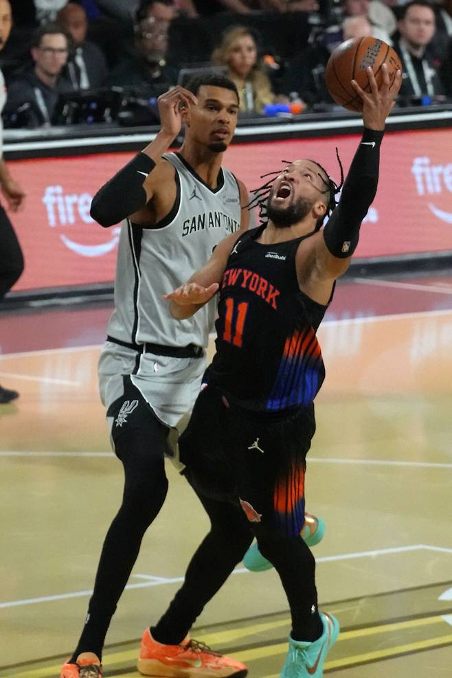 <yonhap photo-3318=""> Dec 16, 2025; Las Vegas, Nevada, USA; New York Knicks guard Jalen Brunson (11) shoots the ball against the San Antonio Spurs in the second half during the Emirates NBA Cup Final at T-Mobile Arena. Mandatory Credit: Kirby Lee-Imagn Images/2025-12-17 12:50:21/ <저작권자 ⓒ 1980-2025 ㈜연합뉴스. 무단 전재 재배포 금지, AI 학습 및 활용 금지></yonhap>