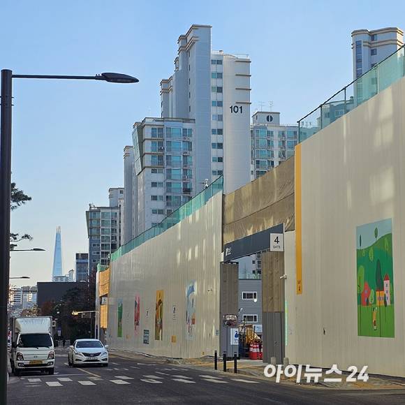 서울 강남구 역삼동 '역삼센트럴자이' 공사현장 펜스 너머로 '역삼래미안'아파트가 보인다. 2025.12.12. [사진=이효정 기자 ]