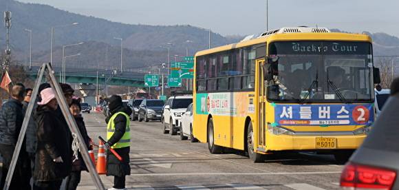 임실 산타축제장을 운행하는 셔틀버스  [사진=임실군 ]