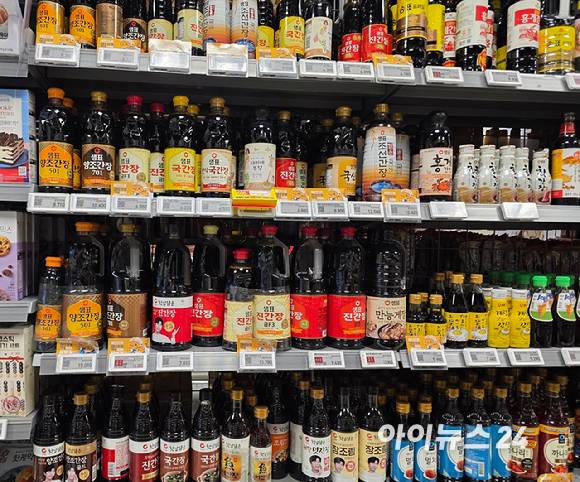서울의 한 대형마트에 간장 제품들이 진열돼 있다. [사진=구서윤 기자]