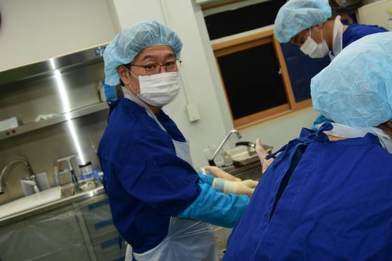 유성호 교수는 20년 넘게 매주 부검대 위에서 시신을 마주한다. 부검 중인 유 교수. [사진 유성호]