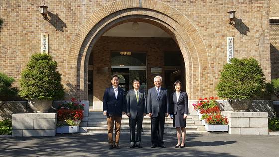 지난 2018년 스승인 이윤성 교수 은퇴 기념으로 법의학교실 유성호·이숭덕·이윤성·김미경(왼쪽부터) 교수가 함께 자리했다. [사진 유성호]