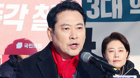 장동혁 국민의힘 대표가 15일 오전 국회 본관 앞 천막에서 열린 최고위원회의에서 발언하고 있다. 임현동 기자