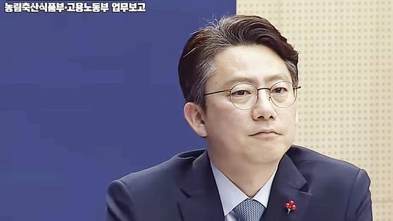 지난 11일 농림식품부 업무보고에서 답변하고 있는 변상문 식량정책관. 유튜브 '이재명 TV' 캡처