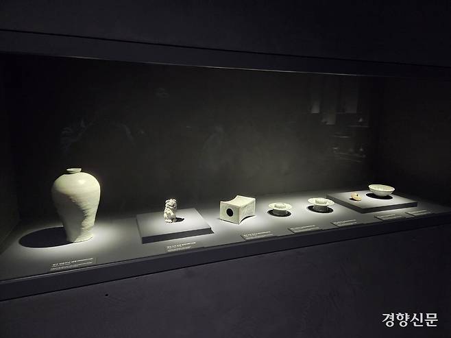 14세기 신안선에서 실렸다가 출수된 고려 청자 7점. 광주 | 윤승민 기자