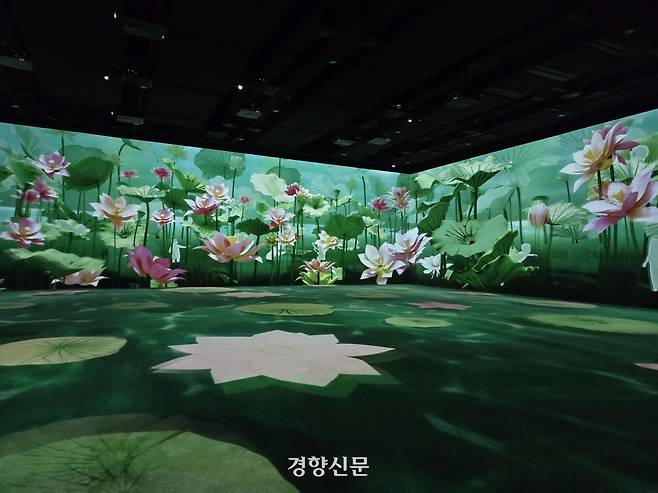 국립광주박물관 도자문화관 내 디지털 아트존에 상영 중인 영상 ‘흙의 기억, 빛으로 피어나다’. 광주 | 윤승민 기자
