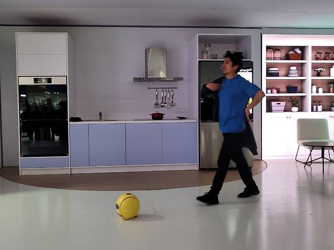 Samsung’s home robot Ballie, showcased at CES 2024 in Las Vegas. The model’s release has been pushed back indefinitely as humanoid robots capable of performing domestic chores move closer to reality. [SAMSUNG ELECTRONICS]