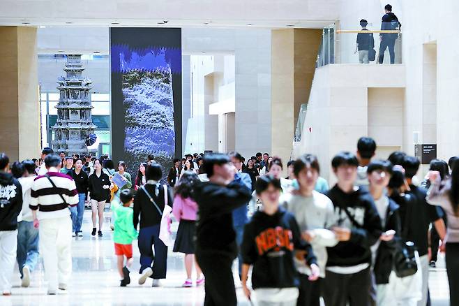Visitors crowd the main entrance hall of the National Museum of Korea in Yongsan District, central Seoul, on Oct. 17. [YONHAP]