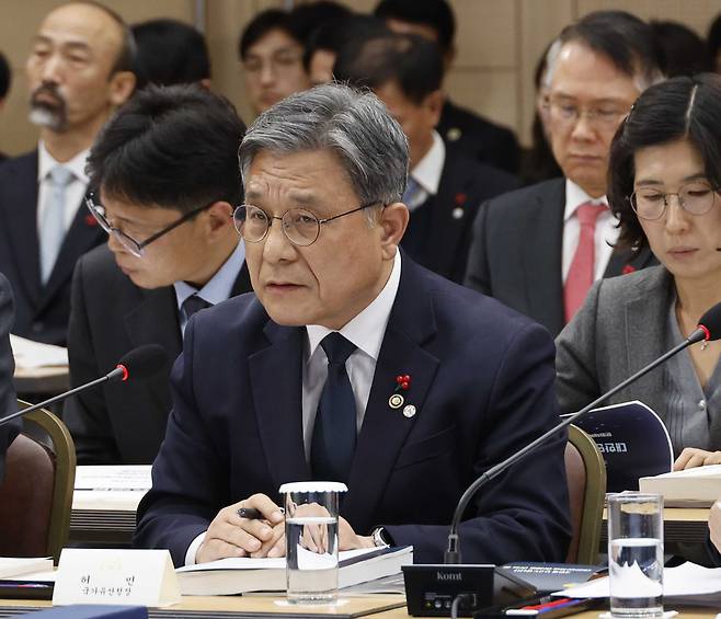 Huh Min, the Korea Heritage Service administrator, reports to President Lee Jae Myung during a policy briefing from the Ministry of Culture, Sports and Tourism at the Sejong Convention Center in Sejong on Dec. 16. [JOINT PRESS CORPS]