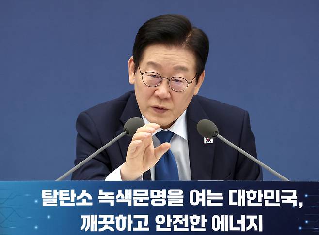 President Lee Jae Myung speaks during a briefing by the Ministry of Climate, Energy and Environment at the Government Sejong Convention Center on Dec. 17. [JOINT PRESS CORPS]