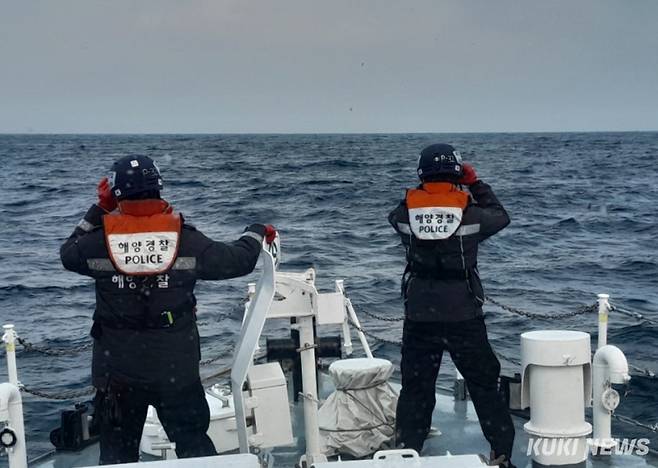 16일 강릉 경포해변 앞 바다에 빠진 80대 남성에 대해 강릉해경이 관련기관들과 함께 17일, 이틀째 수색작업을 진행하고 있으나 아직 실종된 A씨를 찾지 못하고 있다. 경비함정이 해상을 수색하고 있다. 강릉해경 제공