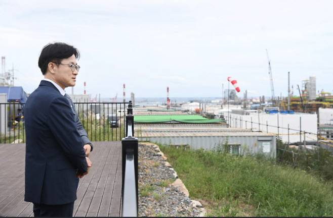 김정관 산업통상부 장관이 지난 9월19일 울산 남구 석유화학산업단지 내 에쓰오일 샤힌 프로젝트 건설 현장을 둘러보고 있다. 산업통상부 제공&nbsp;