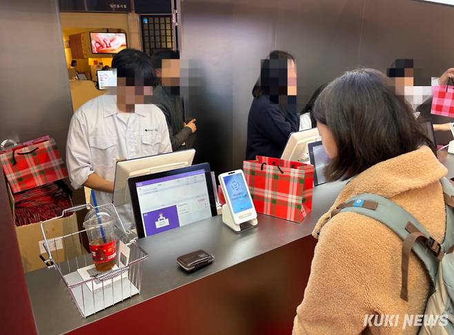 CU ‘페이스페이 기프트 팩토리’ 팝업스토어에서 페이스페이 단말기를 바라보는 동작으로 결제를 진행하는 모습. 이다빈 기자