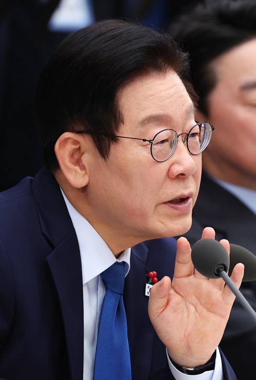 이재명 대통령이 17일 정부세종컨벤션센터에서 열린 산업부·지식재산처·중소벤처기업부 업무보고에서 발언하고 있다. 연합뉴스