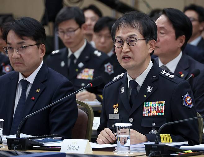김승룡 소방청장 직무대행이 17일 정부세종컨벤션센터에서 이재명 대통령에게 업무보고를 하고 있다. 2025.12.17 대통령실사진기자단   김호영기자