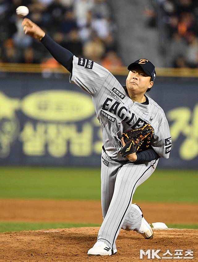 4월 8일 오후 서울 잠실야구장에서 2025 프로야구 한화 이글스와 두산 베어스의 경기가 열렸다. 한화 한승혁이 8회말 역투하고 있다. 사진=천정환 기자